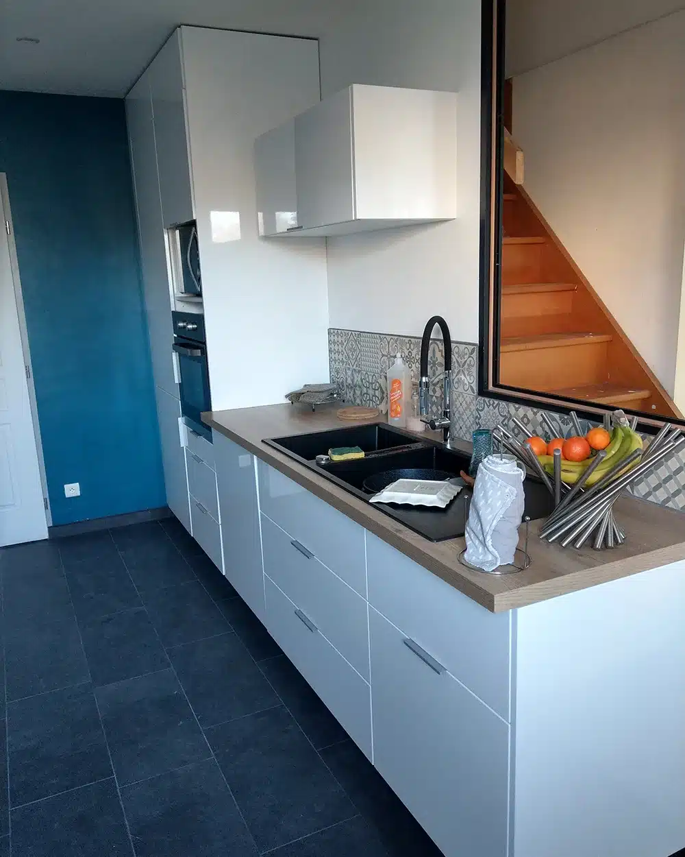 Rénovation et ameublement de l'espace des plaques de cuisson - meuble blanc et plan de travail bois clair
