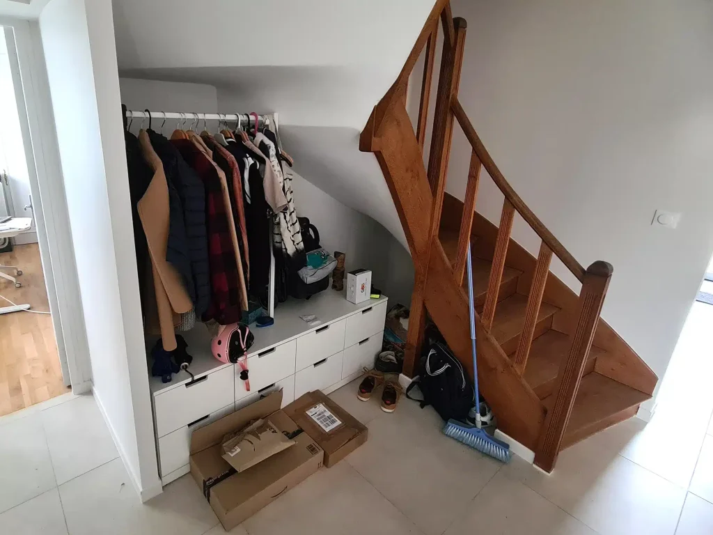 Entrée avant la pose du nouveau meuble sur mesure