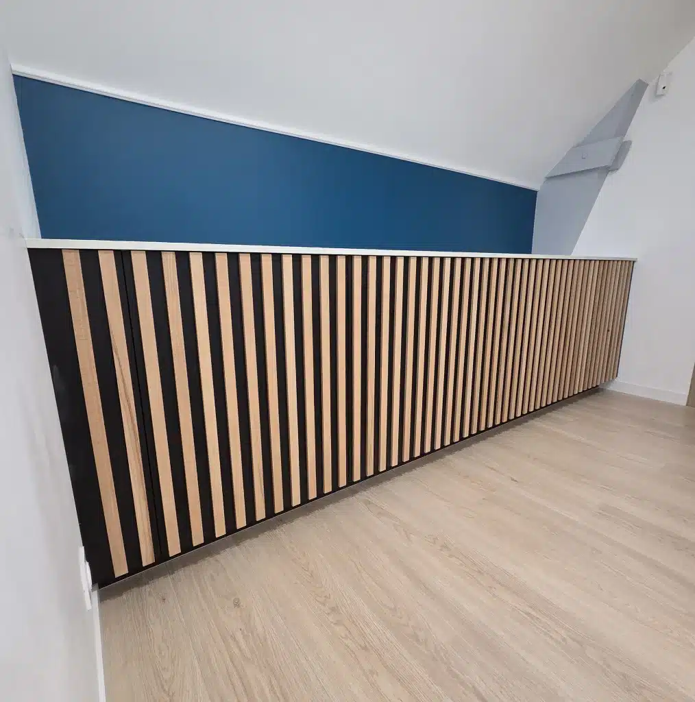 Ensemble fermé lame de bois verticale sur fond noir